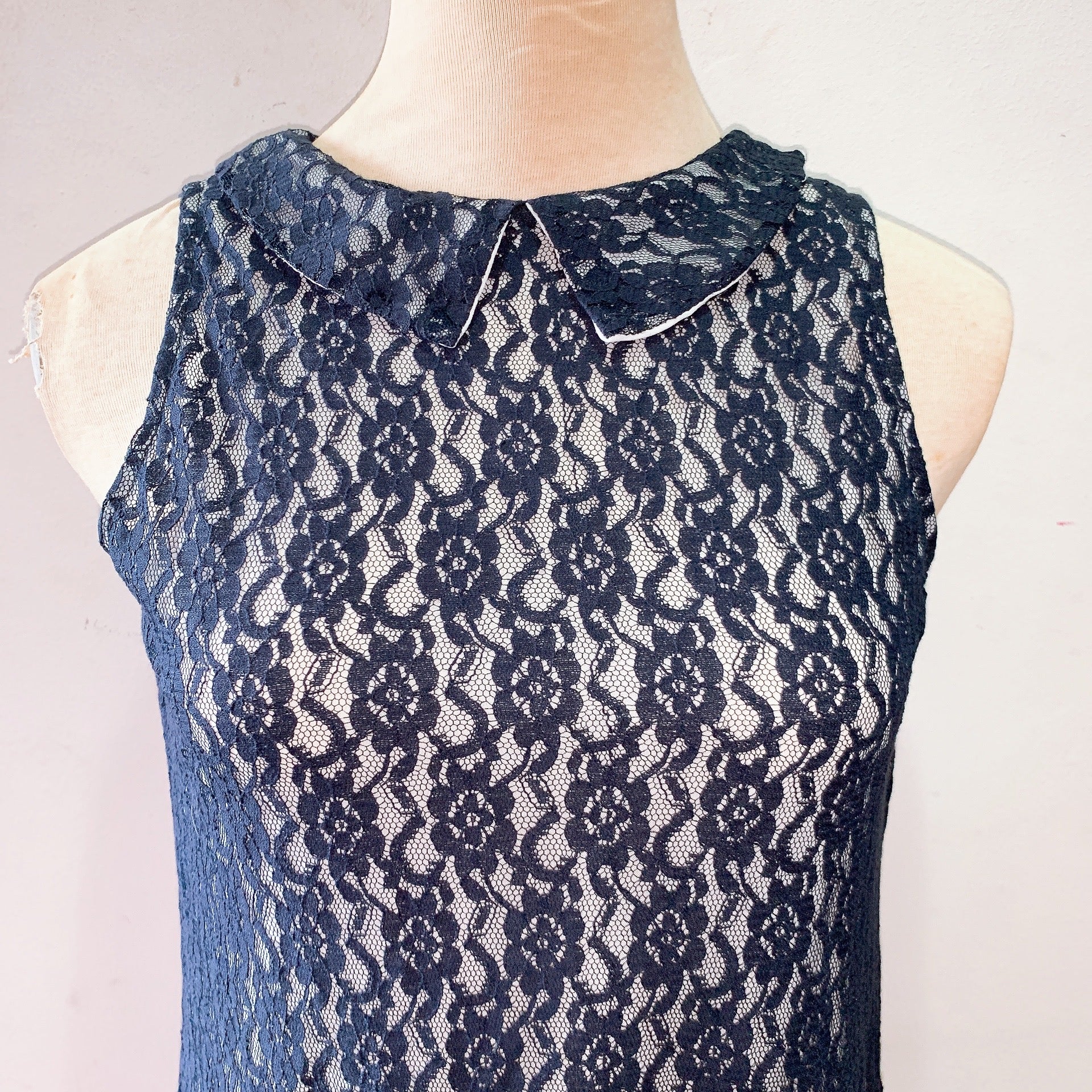 (BRAND NEW) Navy Lace Sleeveless Structured Dress
