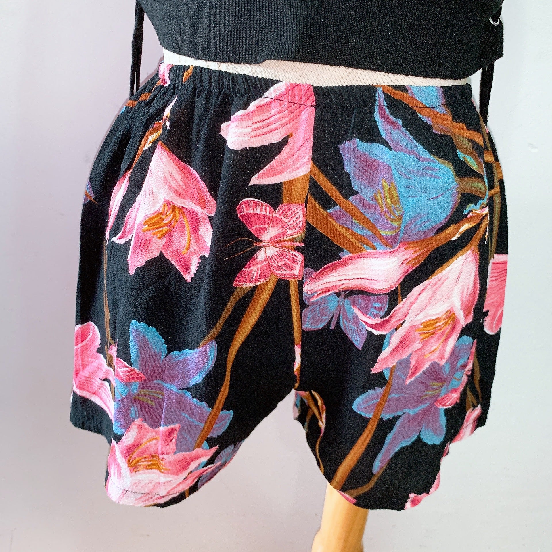 (BRAND NEW) Black Floral Stretchy Shorts